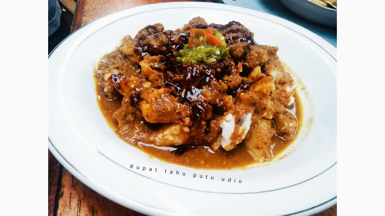 Kupat bumbu kacang